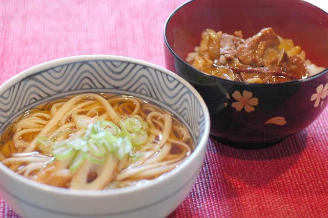 640讃岐うどんにミニ焼肉丼